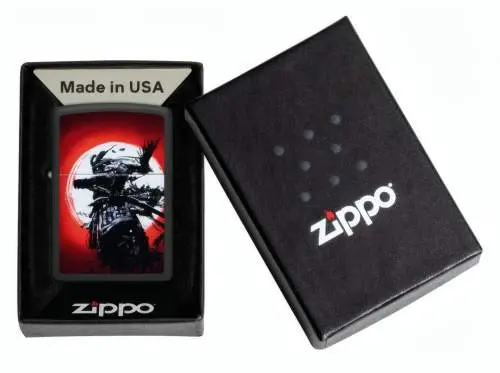 Produktbild: Zippo 60007821 Warrior 2 Black Matte mit Samurai-Krieger im Mondlicht Verpackung