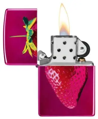 Produktbild: Zippo 60007860 Strawberry Candy Raspberry offen mit Flamme