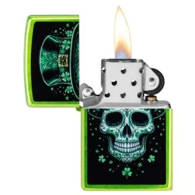 Produktbild: Zippo 60007864 Irish Skull Lurid mit grünem Totenkopf offen mit Flamme