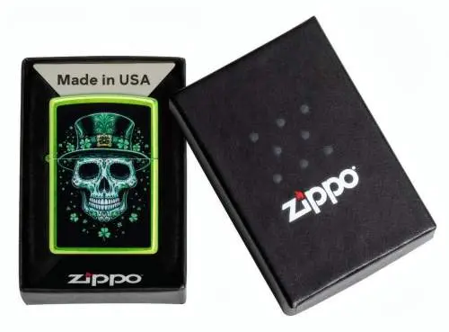 Produktbild: Zippo 60007864 Irish Skull Lurid mit grünem Totenkopf Verpackung