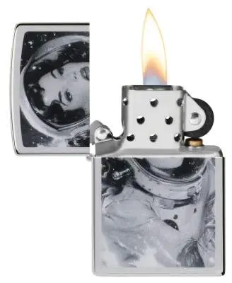Produktbild: Zippo 60007871 Vintage Astronautin High Polish Chrome Color Image offen mit Flamme