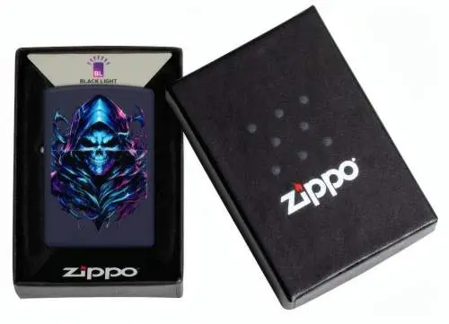 Produktbild: Zippo 60007894 Reaper Skull Navy Matte Black Light Verpackung