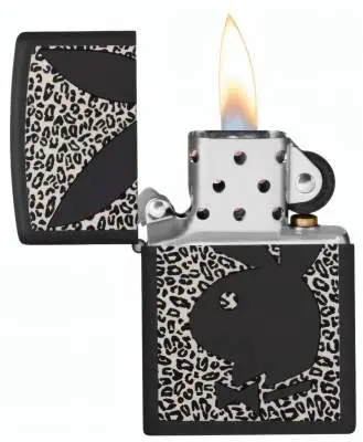 Produktbild: Zippo 60007908 Black Matte Playboy Bunny offen mit Flamme