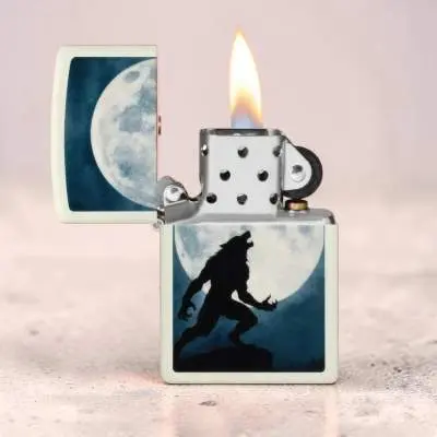 Produktbild: Zippo 60007919 Howling Werewolf Glow-in-the-Dark Green Szene