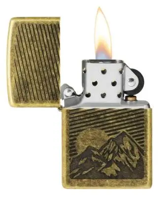 Produktbild: Zippo 60007936 Mountain Antique Brass – gravierte Berge im Lustre-Design offen mit Flamme