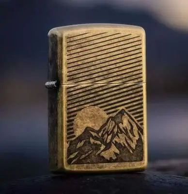 Produktbild: Zippo 60007936 Mountain Antique Brass – gravierte Berge im Lustre-Design Szene