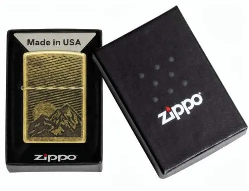Produktbild: Zippo 60007936 Mountain Antique Brass – gravierte Berge im Lustre-Design Verpackung