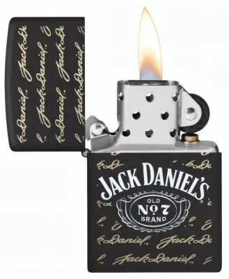 Produktbild: Zippo 60007940 Black Matte Jack Daniel’s Old No. 7 offen mit Flamme