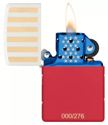Produktbild: Zippo America’s 250th Anniversary Collectible offen mit Flamme