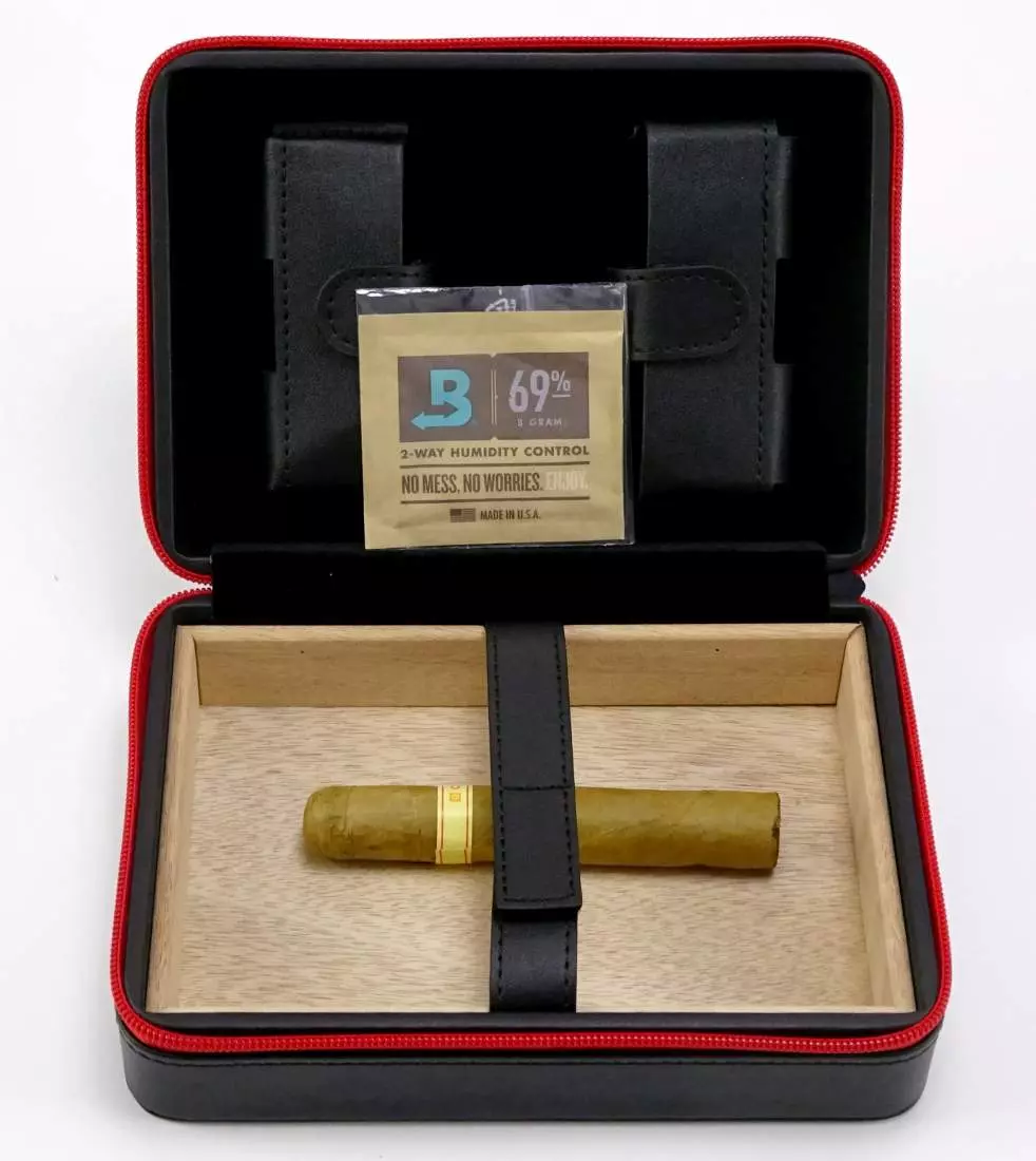 Produktbild: Reisehumidor Kunstleder schwarz Reissverschluss rot Beispiel mit Boveda & Zigarre