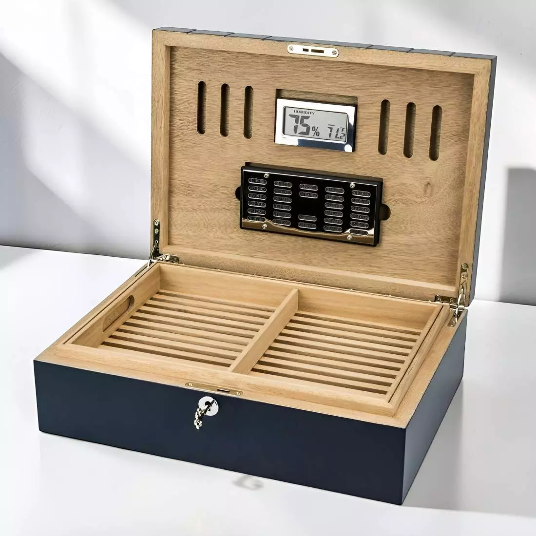 Produktbild: Humidor dunkelblau matt mit Streifen Tischszene geöffnet