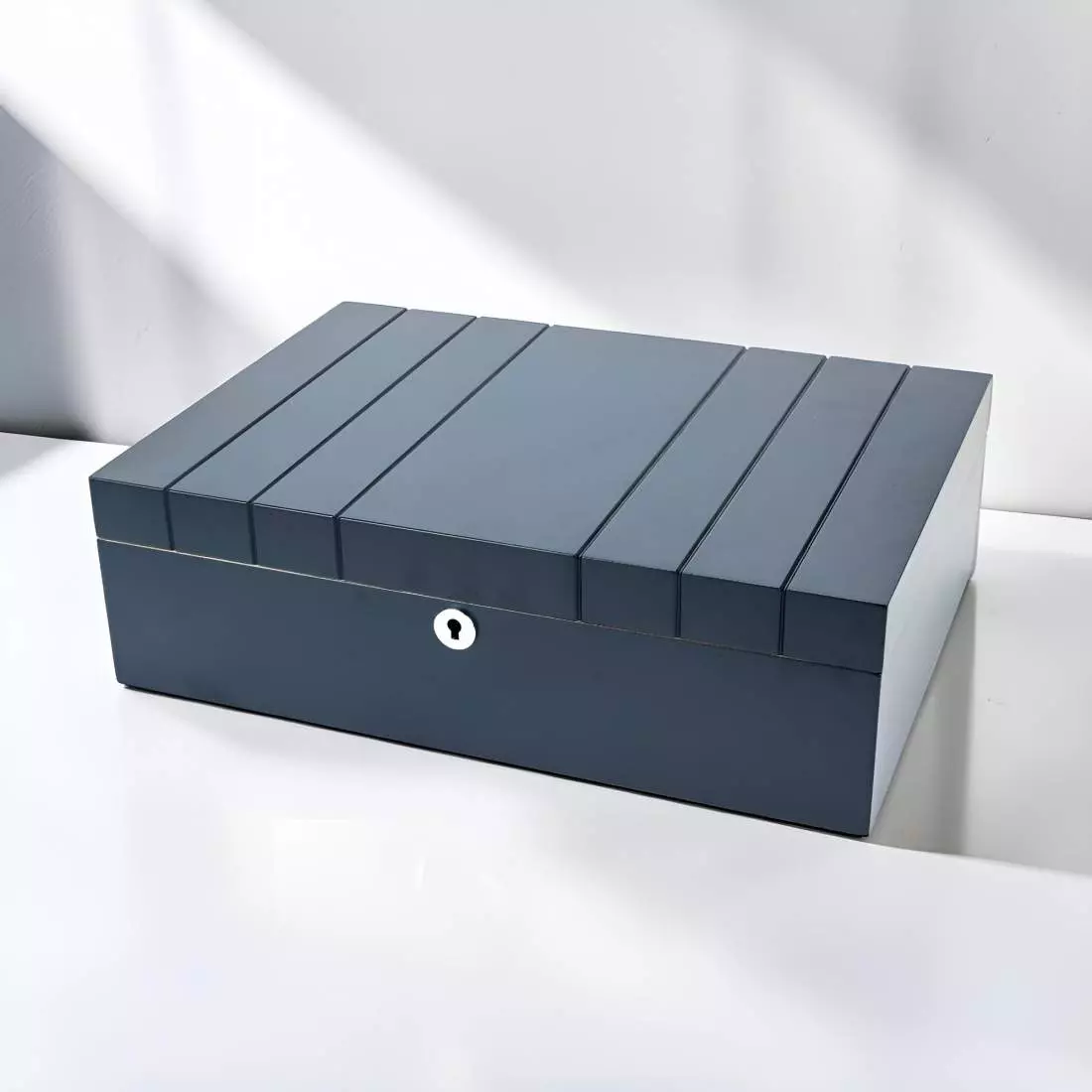 Produktbild: Humidor dunkelblau matt mit Streifen Tischszene