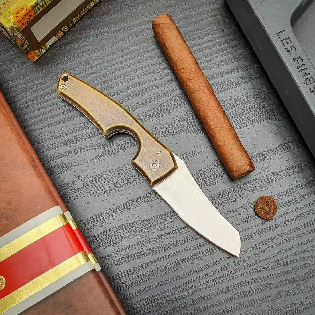 Produktbild: Fines Lames Le Petit Brass Antique auf einem Tisch