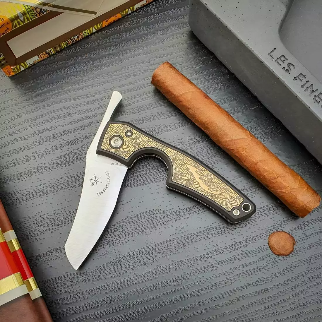 Produktbild: Fines Lames Le Petit Brass Seigaiha auf dem Tisch