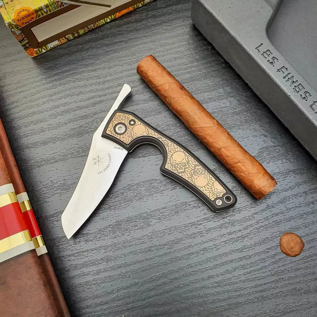 Produktbild: Fines Lames Le Petit Brass Skulls II auf einem Tisch