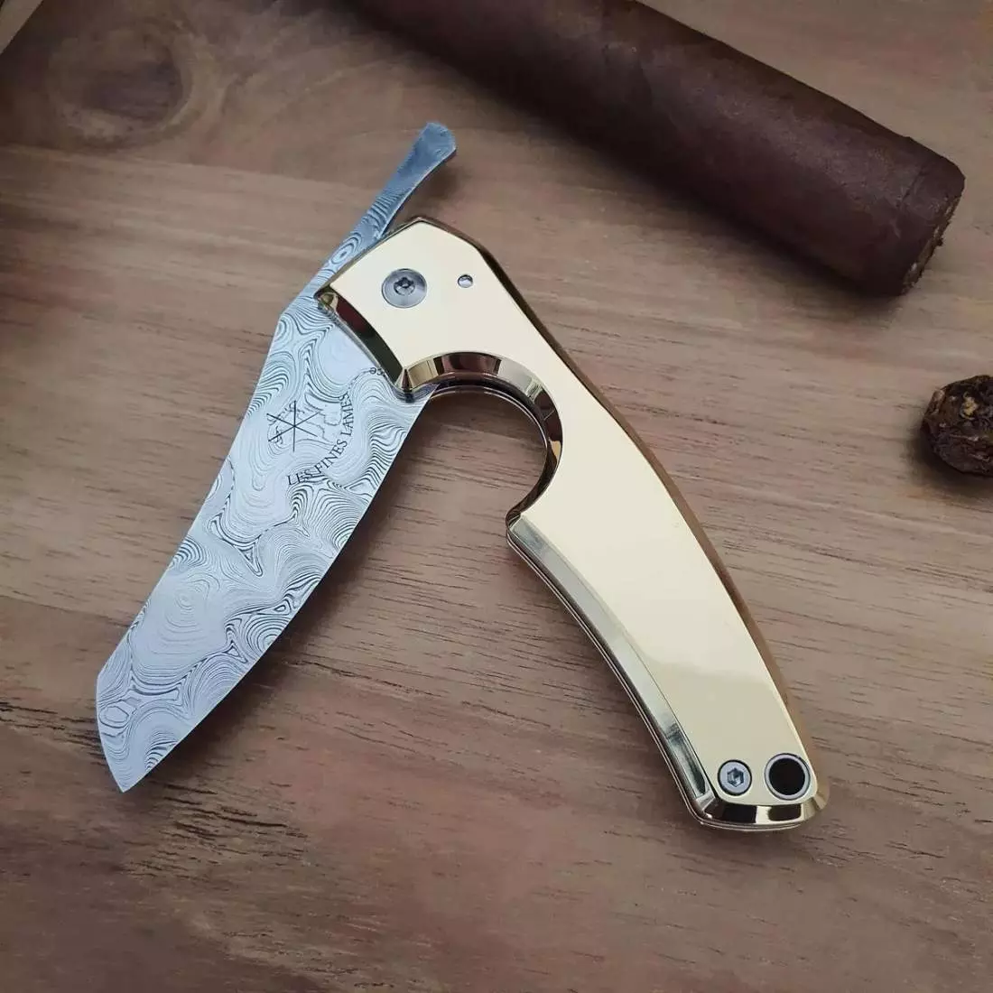 Produktbild: Fines Lames Le Petit Damasteel Björkmans Twist Gold 18K auf einem Tisch