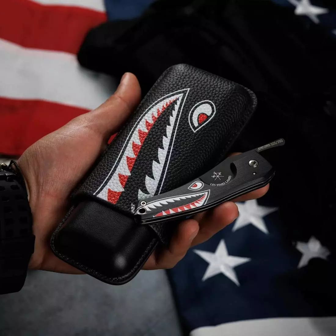 Produktbild: Les Fines Lames Le Petit Flying Tigers in der Hand