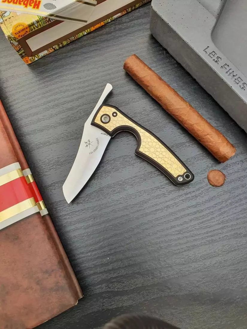 Produktbild: Les Fines Lames Le Petit Gold Arabesque auf einem Tisch