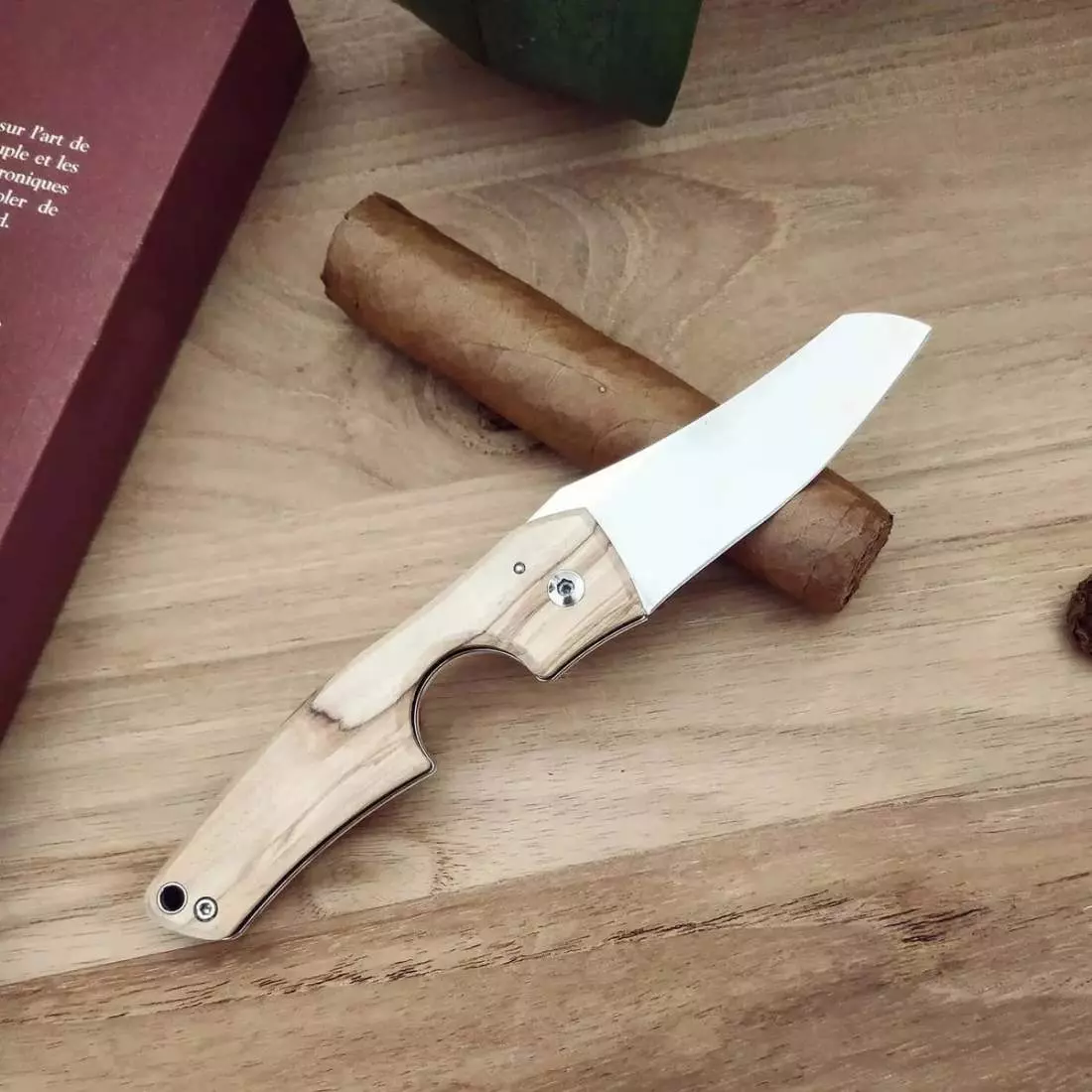 Produktbild: Fines Lames Le Petit Olive Wood auf einem Tisch