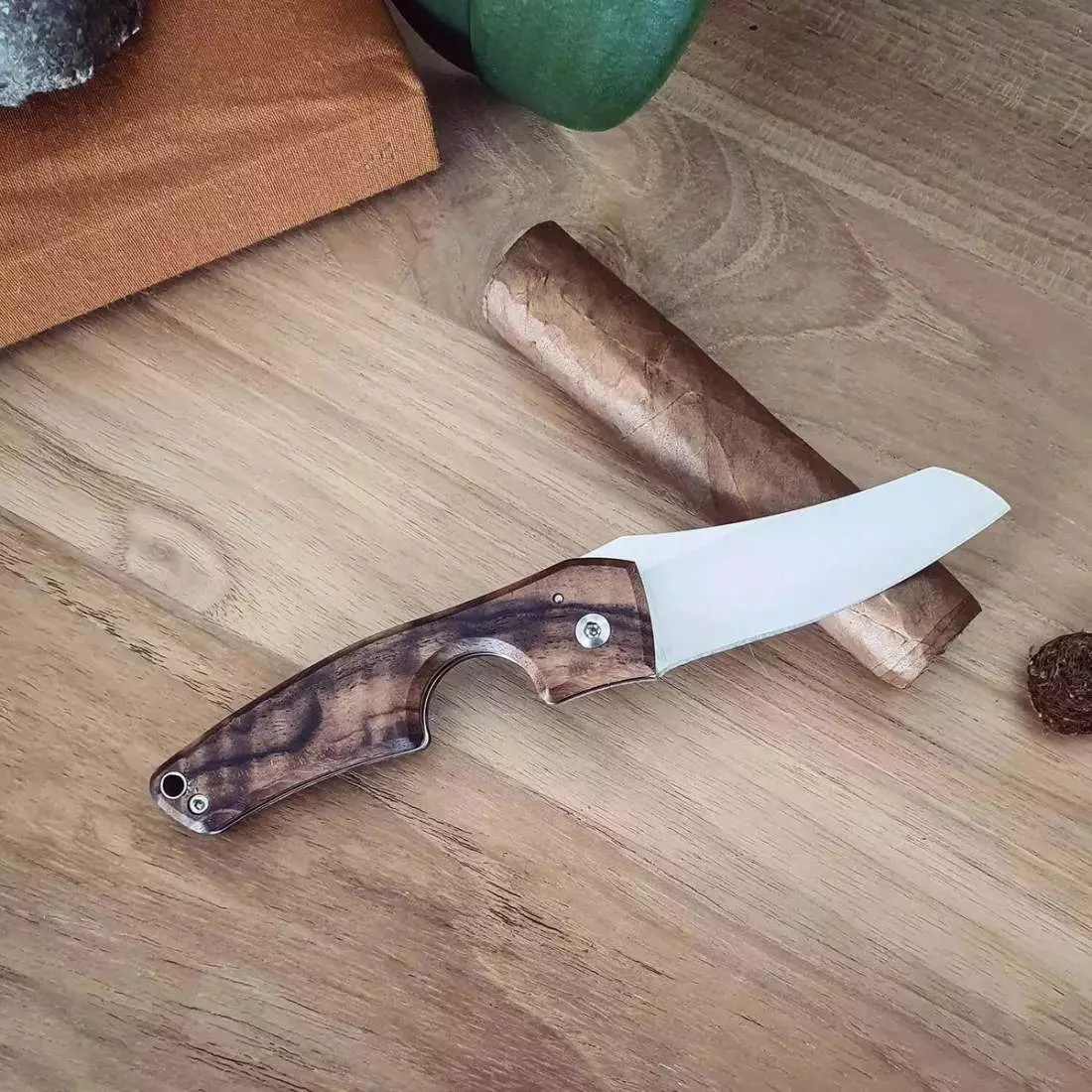 Produktbild: Fines Lames Le Petit Walnut Wood auf einem Tisch