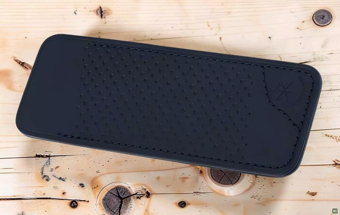 Produktbild: Les Fines Lames Lederetui Sheath Petrol Blue Racing auf einem Holzboden