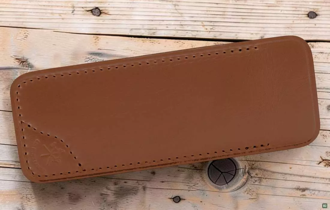 Produktbild: Les Fines Lames Lederetui Sheath Tan auf einem Holzboden