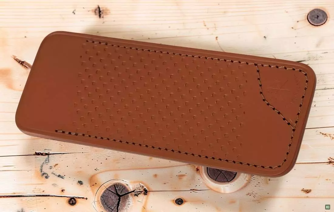 Produktbild: Les Fines Lames Lederetui Sheath Vintage Racing auf einem Holzboden