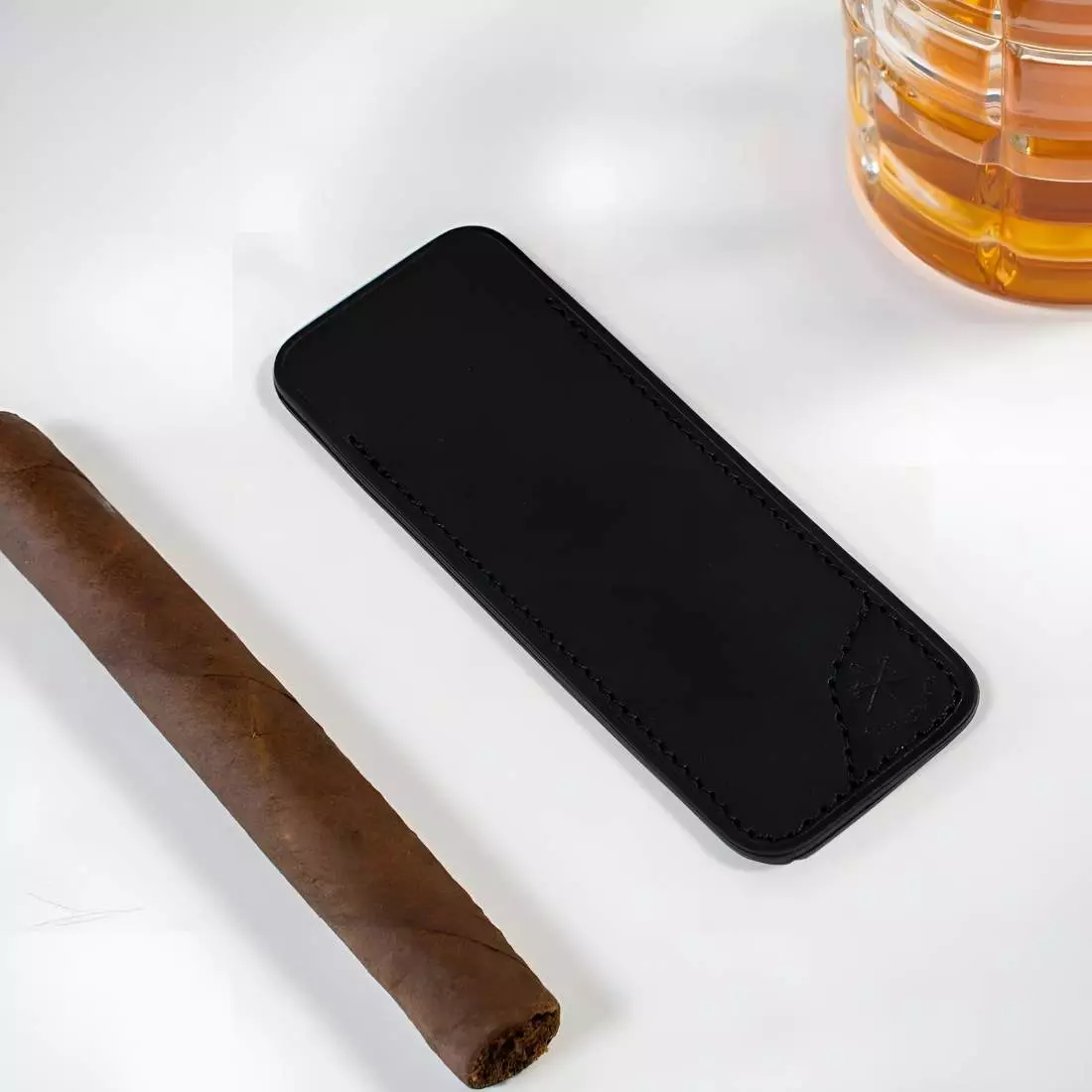 Produktbild: Les Fines Lames Lederetui Sheath Black Tischszene