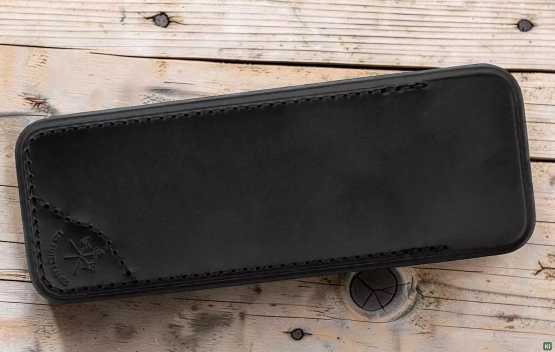 Produktbild: Les Fines Lames Lederetui Sheath Black auf einem Holzboden