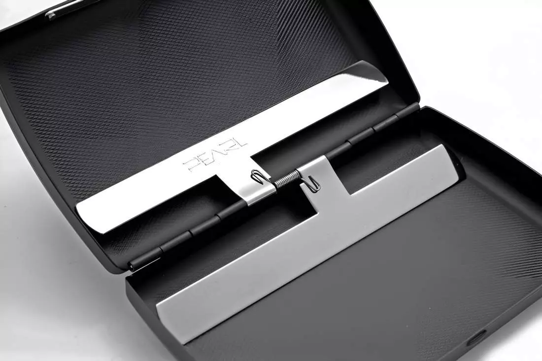 Produktbild: Zigarettenetui Pearl Metall schwarz für 20 IQOS Klammern