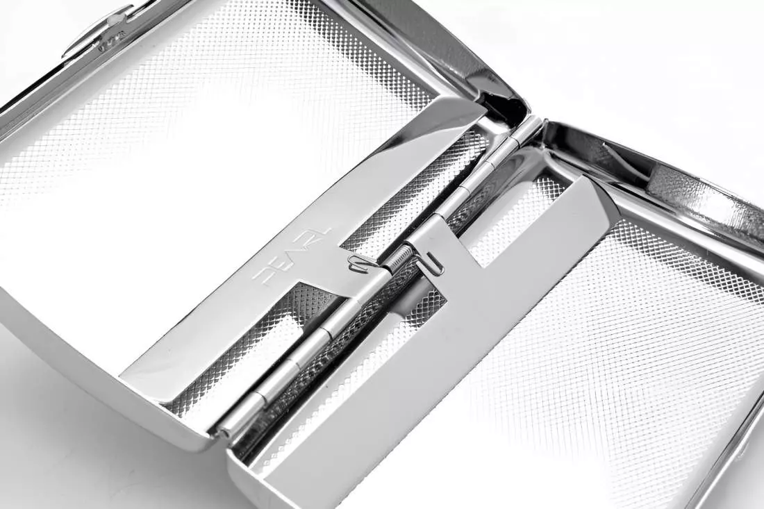 Produktbild: Zigarettenetui Pearl Metall silbern für 20 IQOS offen