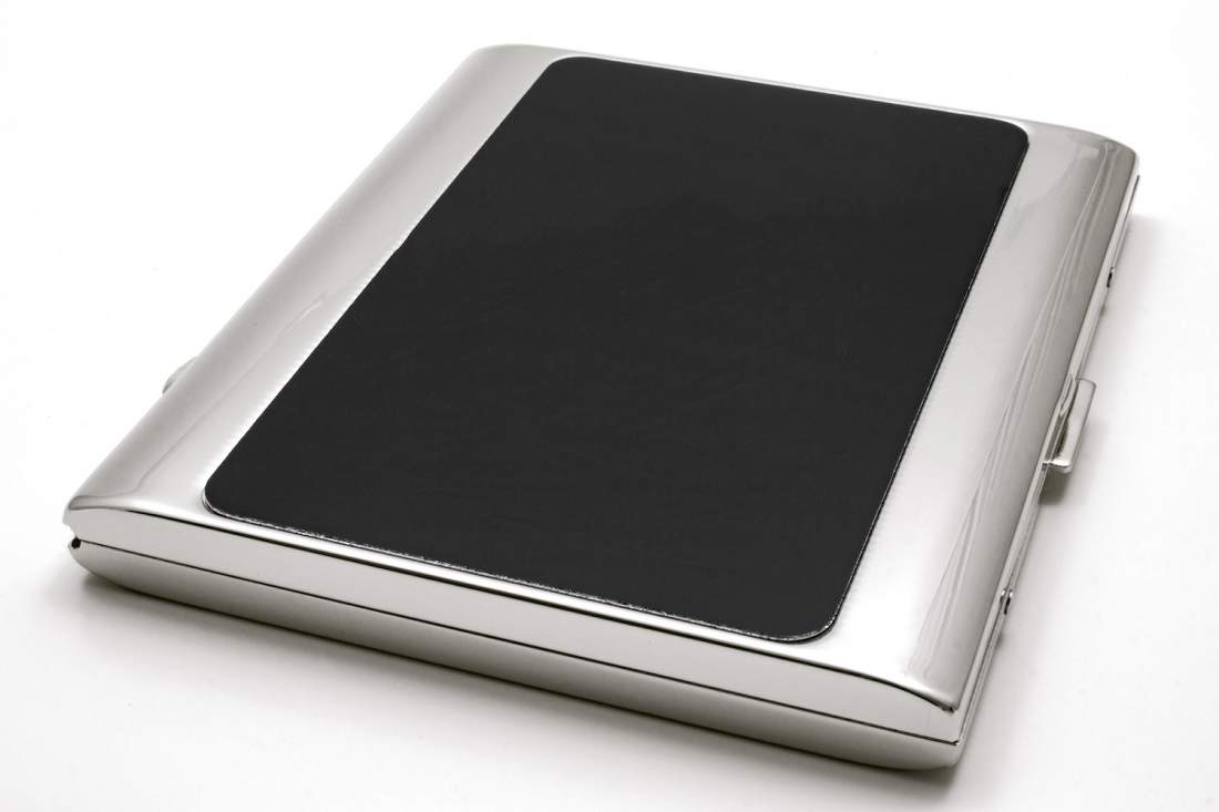 Produktbild: Zigarettenetui Pearl Metall silberfarben mit schwarzem Dekor 20er