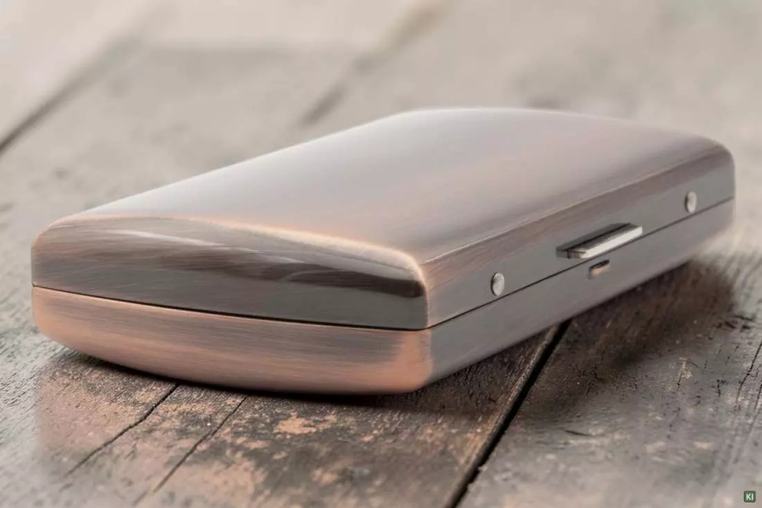 Produktbild: Zigarettenetui Pearl Metall Kupferfarben 12er liegend auf Holz