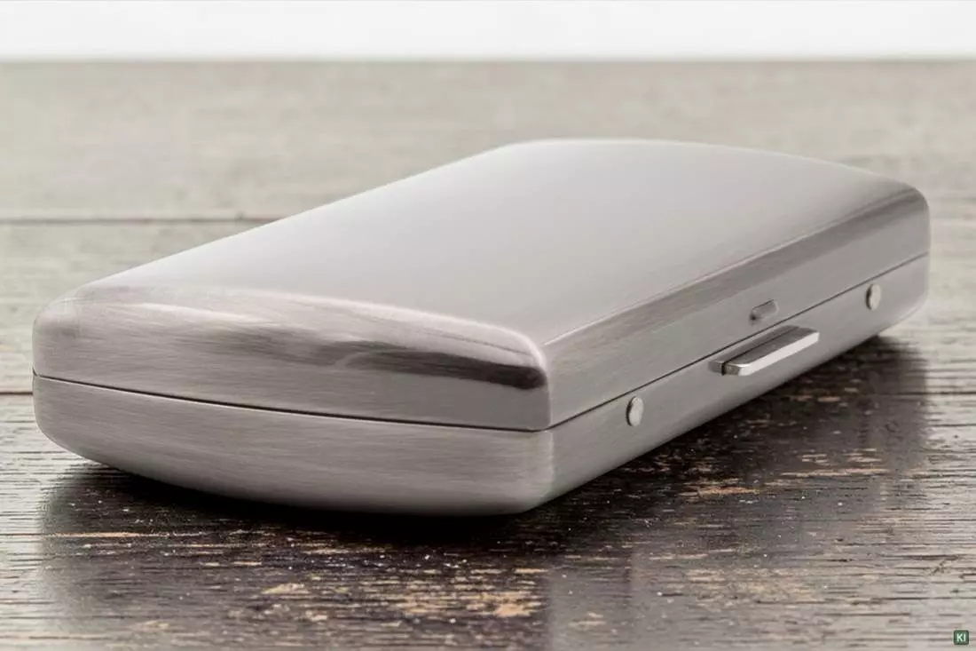 Produktbild: Zigarettenetui Pearl Metall Silberfarben 12er liegend auf Holz