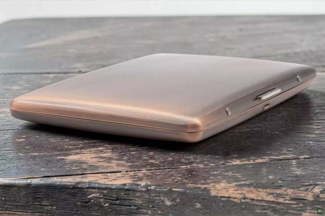 Produktbild: Zigarettenetui Pearl Metall kupferfarben 9er auf einem Tisch