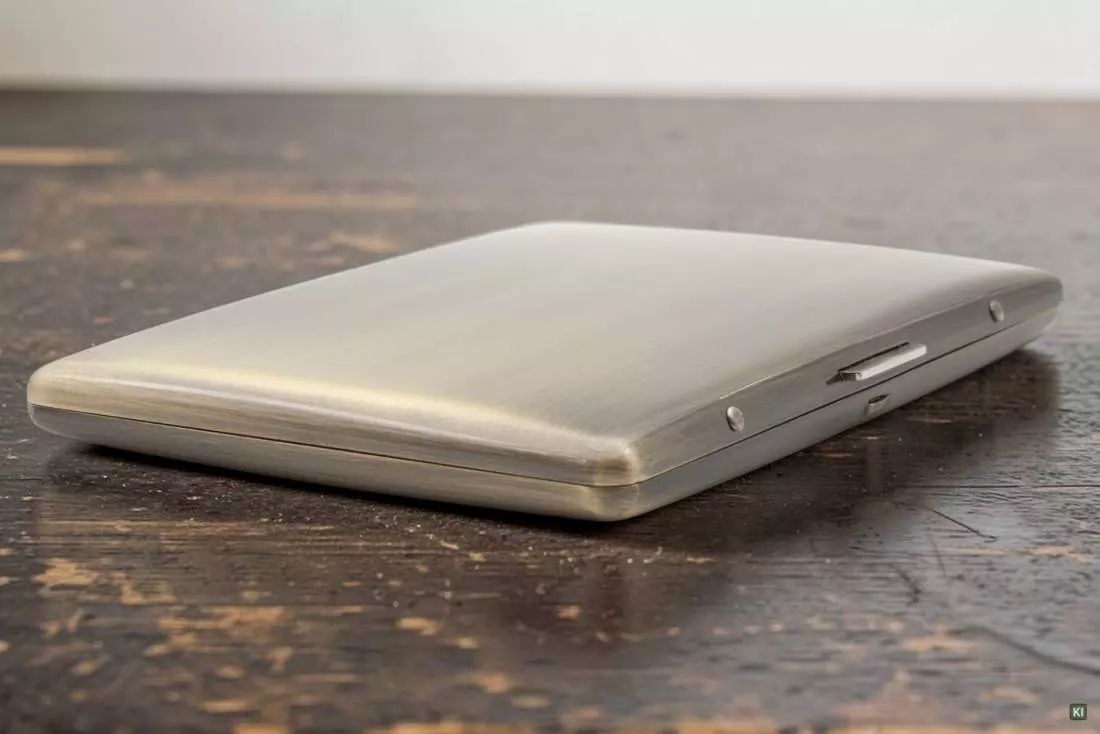 Produktbild: Zigarettenetui Pearl Metall messingfarben 9er auf einem Tisch