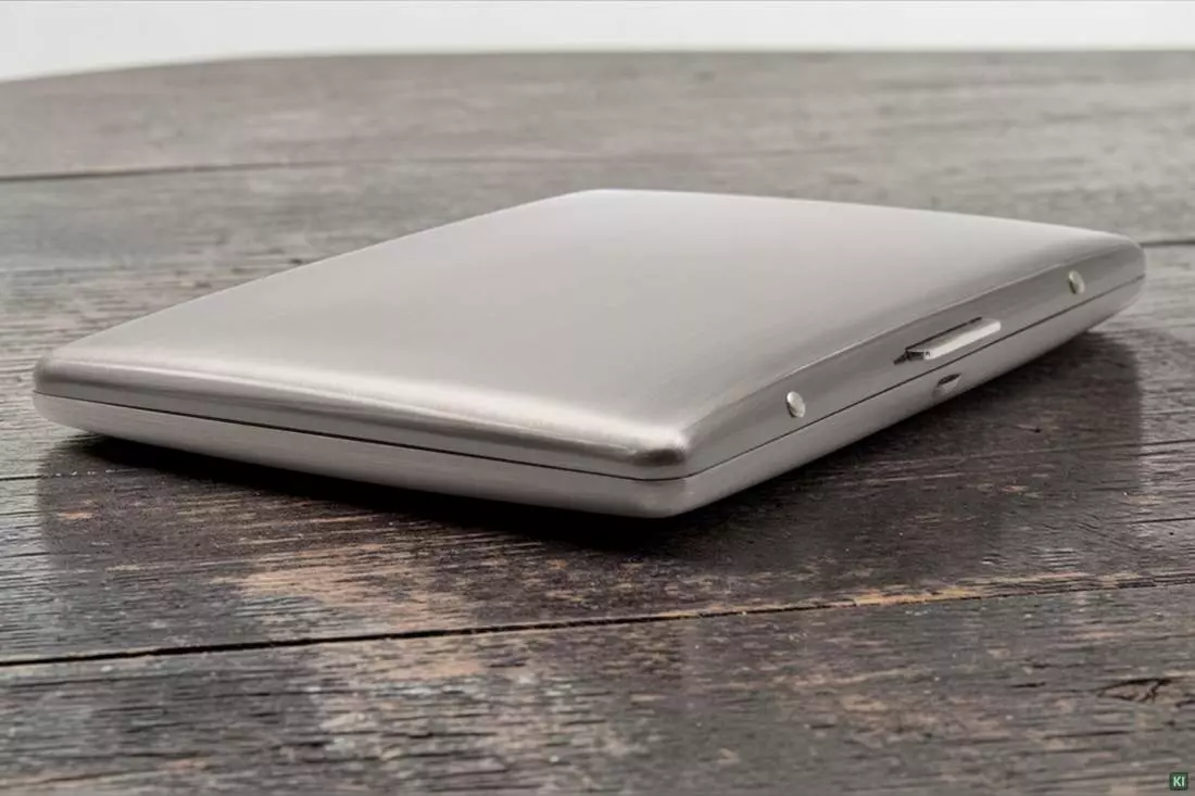 Produktbild: Zigarettenetui Pearl Metall silberfarben 9er auf einem Tisch