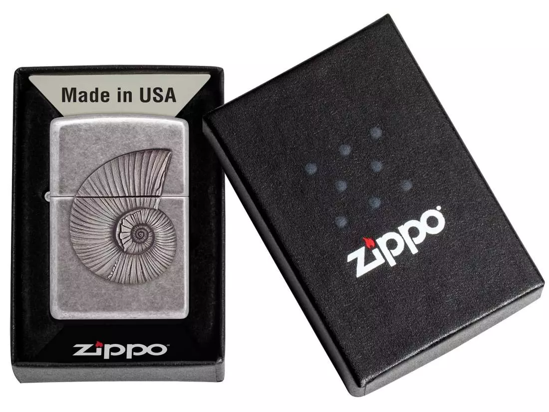 Produktbild: Zippo 2008203 Shell Ammonit in Silber antik Emblem Feuerzeug Verpackung