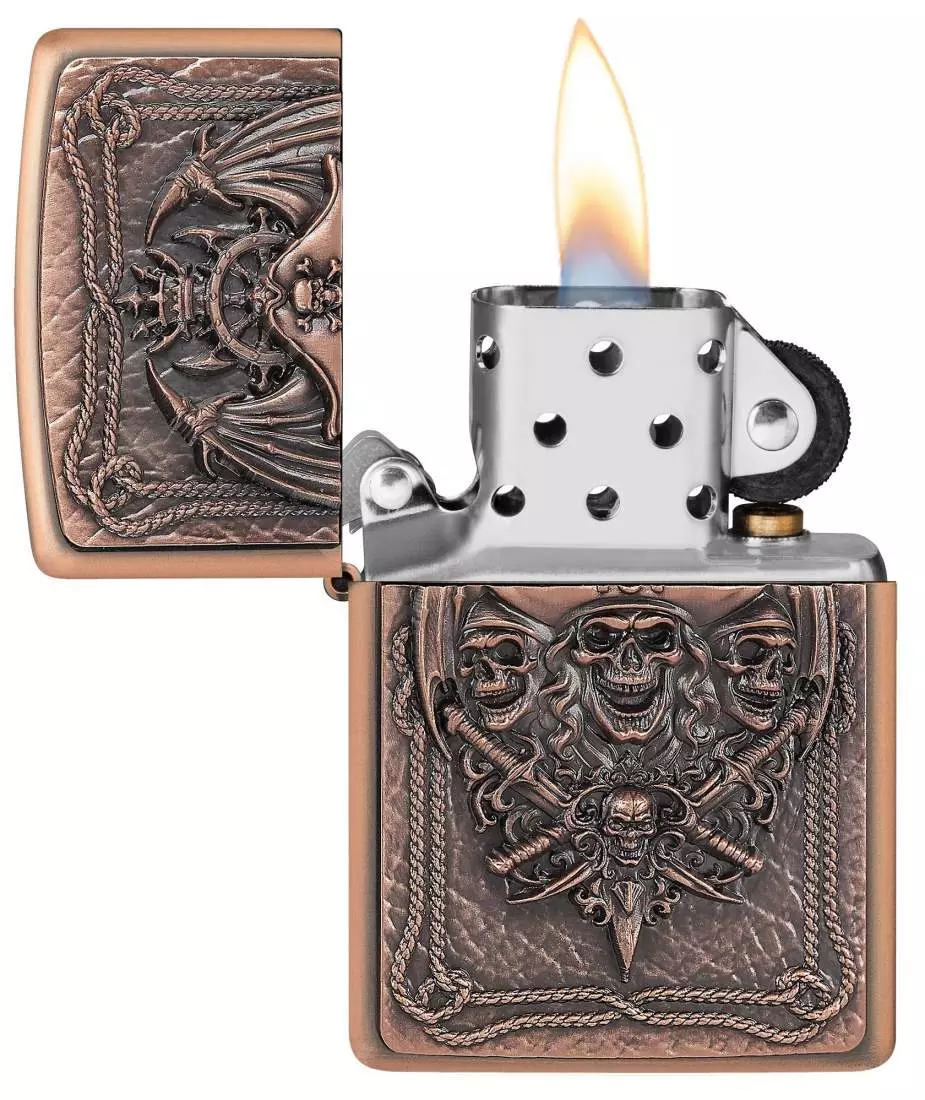 Produktbild: Zippo Pirate Skull Limited Edition 200820offen mit Flamme