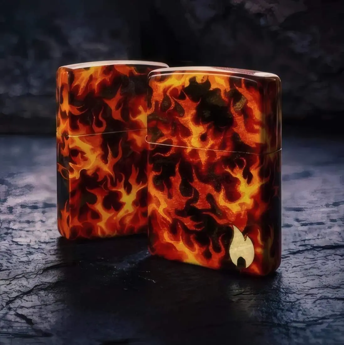 Produktbild: Zippo 60007852 Flaming Zippo Inferno 540° Fusion Tumbled Brass Szene