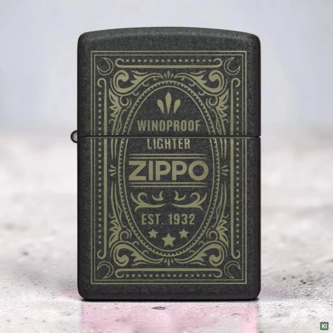 Produktbild: Zippo 60007935 Antique Label Black Crackle Laser Engrave Szene