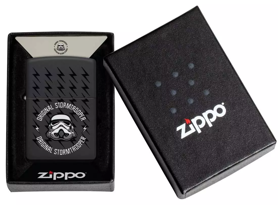 Produktbild: Zippo Original Stormtrooper Helm und Blitze schwarz matt Feuerzeug Verpackung