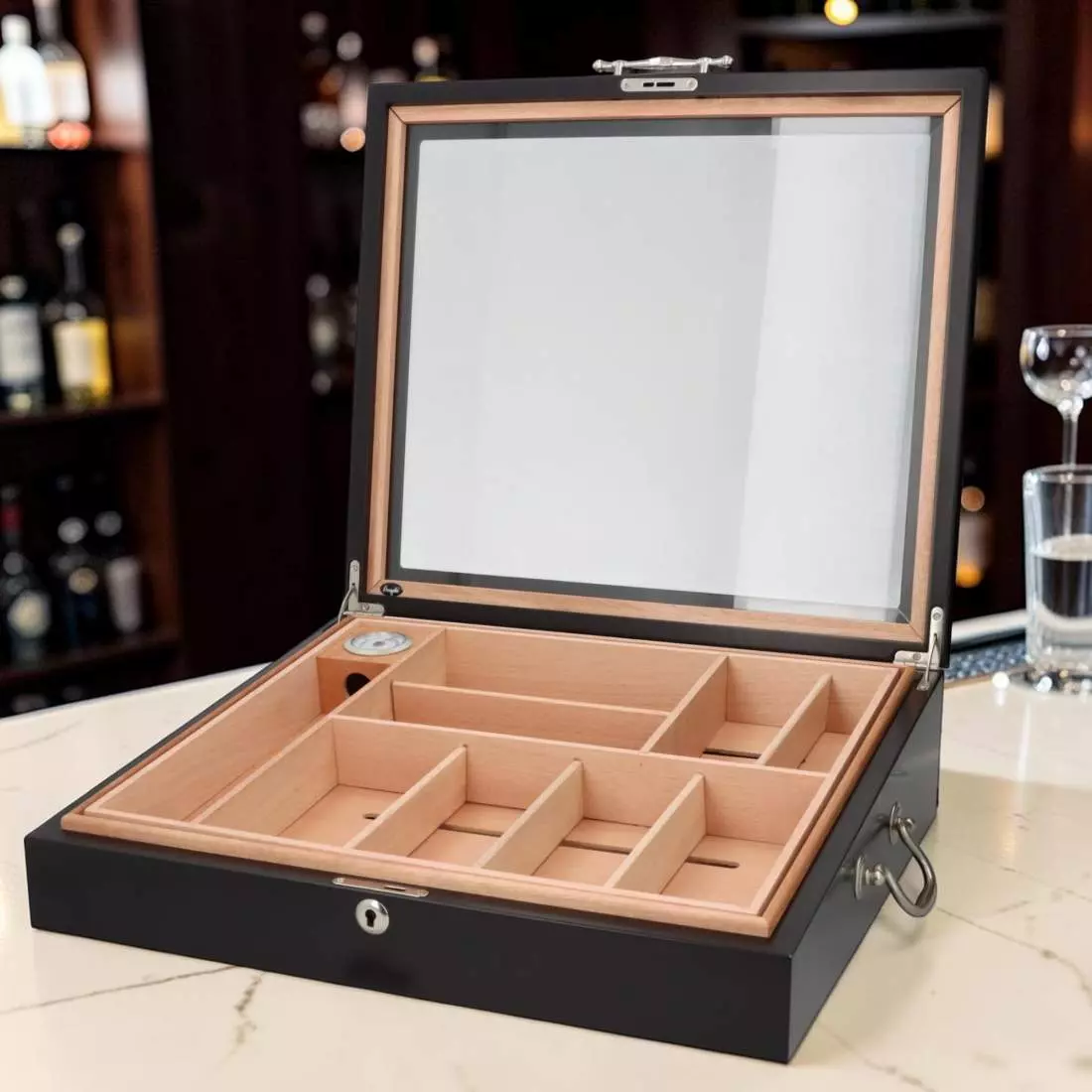 Produktbild: Angelo Gastrohumidor schwarz Barszene offen