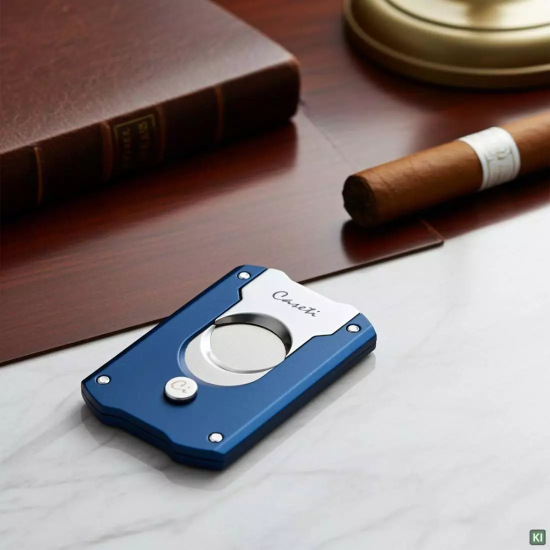 Produktbild: Caseti Paris Zigarrenschneider blau auf einem Tisch