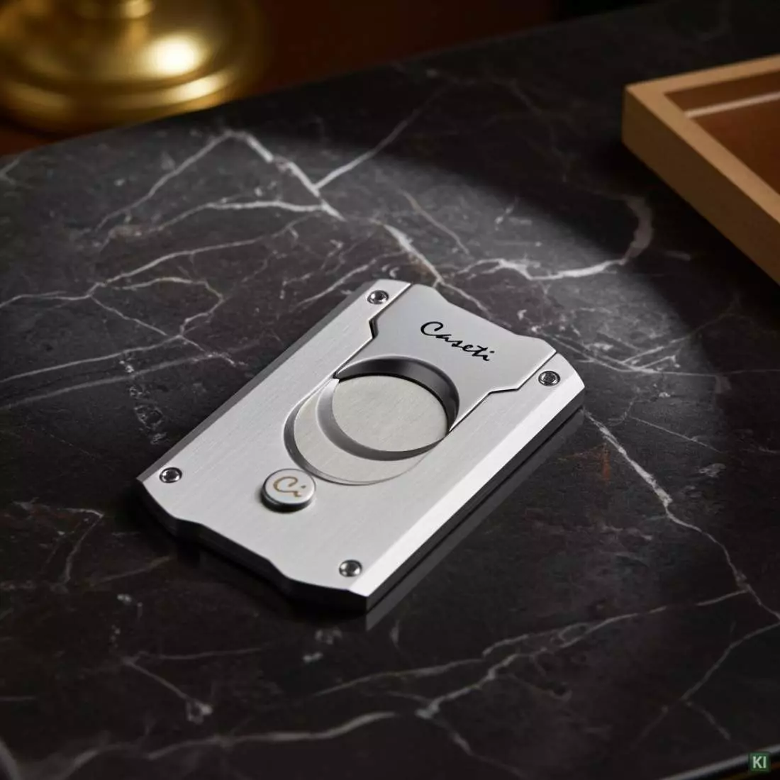 Produktbild: Caseti Paris Zigarrenschneider silber auf einem Tisch