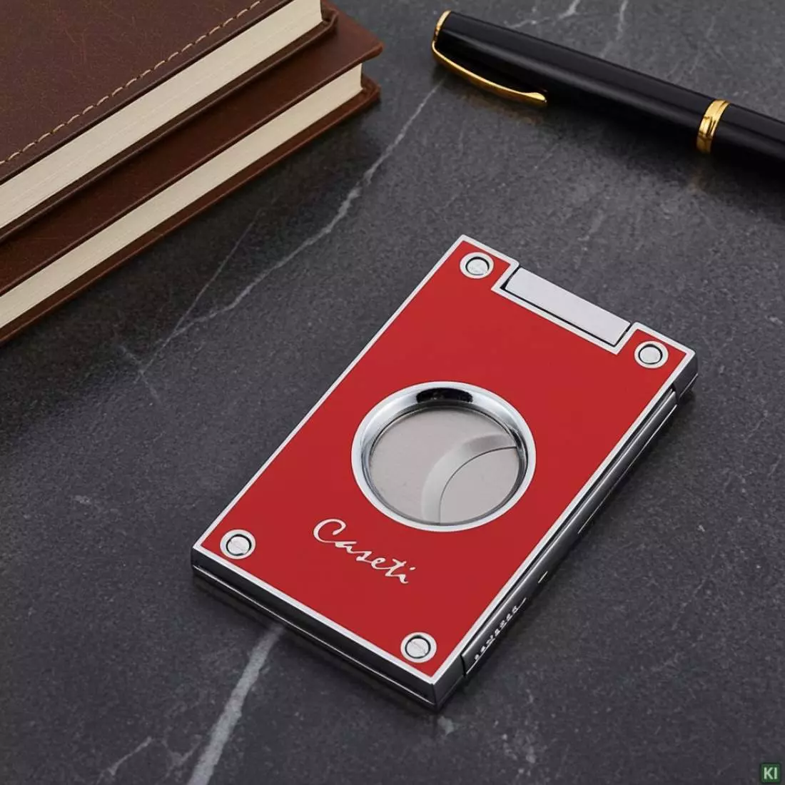 Produktbild: Caseti Paris Zigarrenschneider rot auf einem Tisch