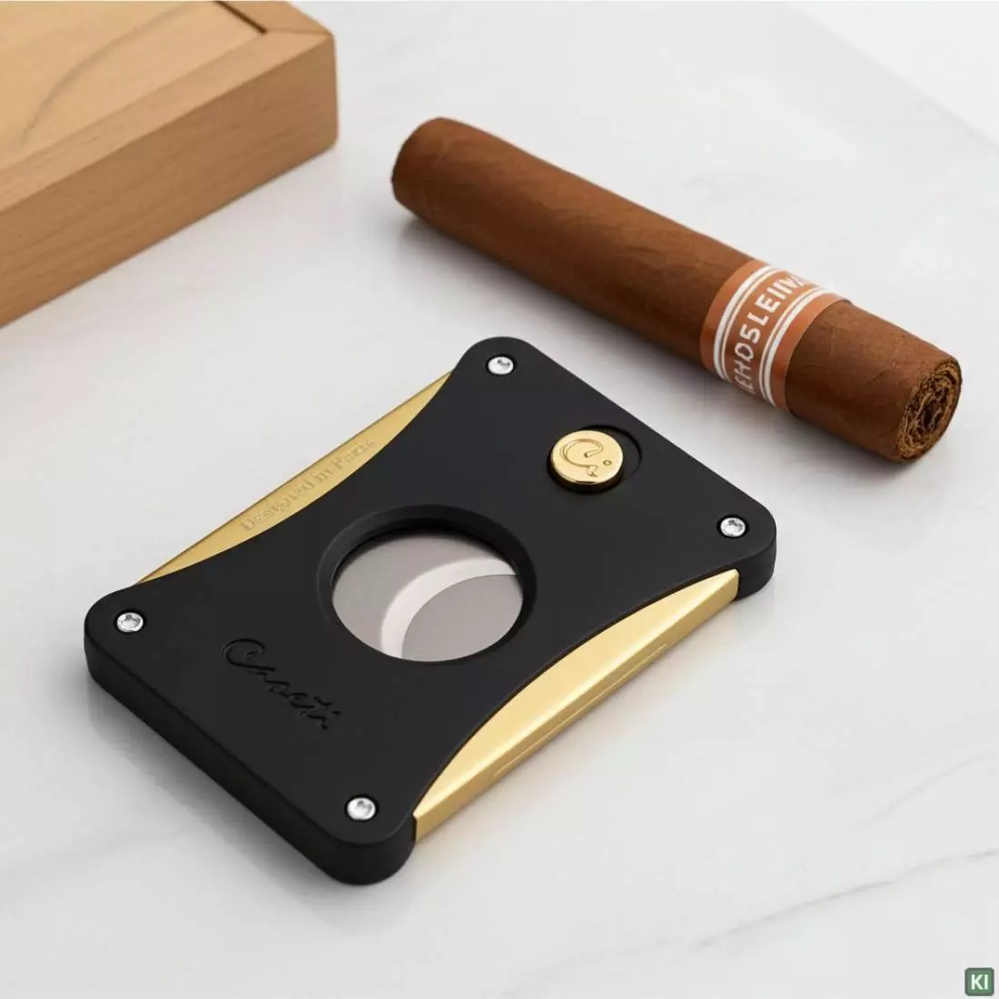 Produktbild: Caseti Paris Zigarrencutter schwarz gold auf einem Tisch
