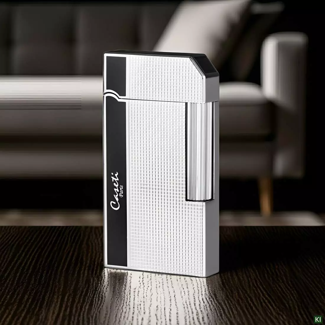 Produktbild: Caseti Paris Feuerzeug Rom schwarz chrom Caree auf Wohnzimmertisch