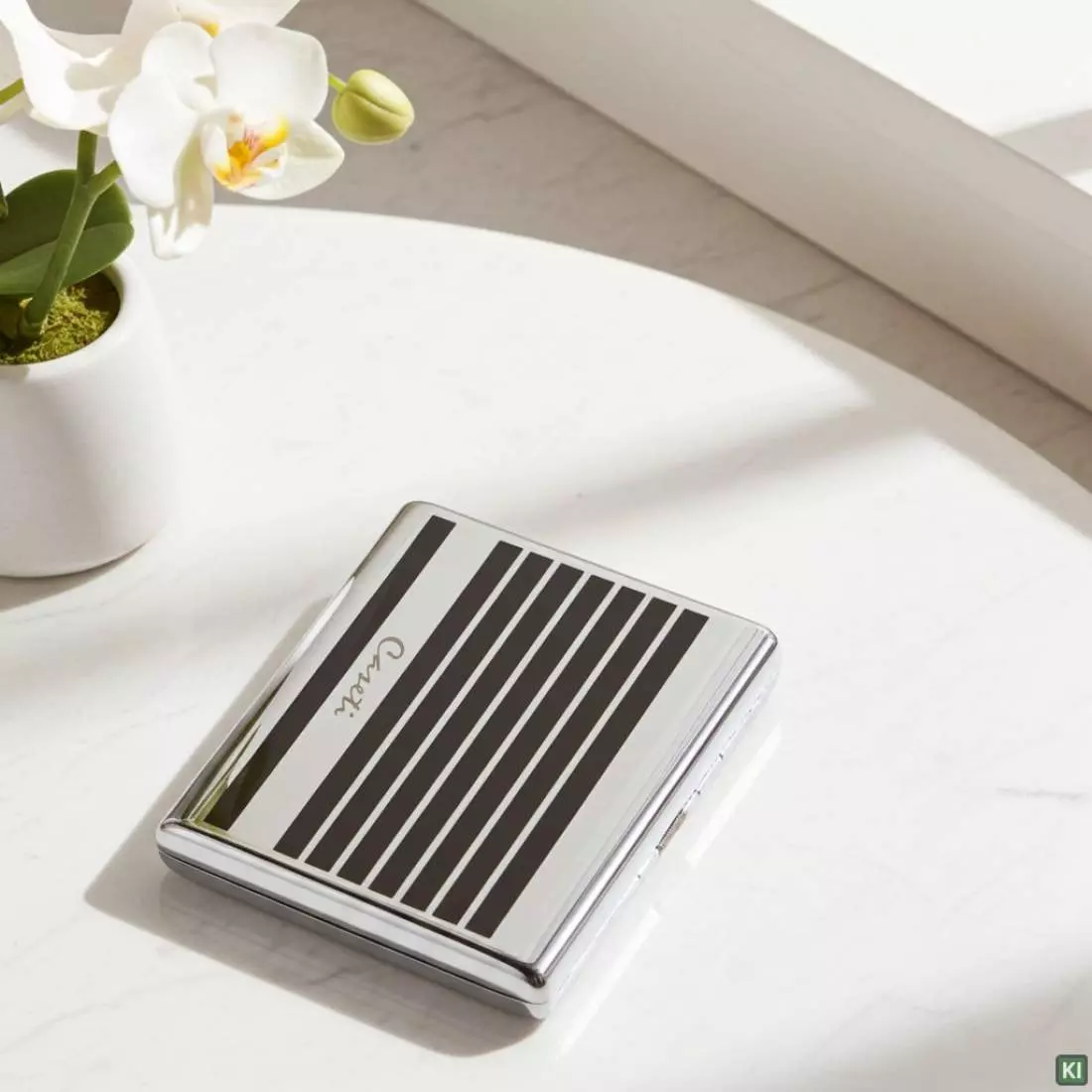 Produktbild: Zigarettenetui Caseti Chrom mit Streifen 18er auf einem Tisch