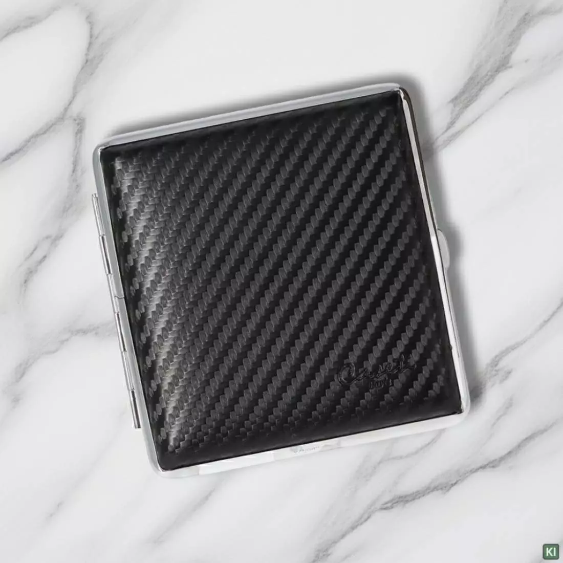 Produktbild: Zigarettenetui Caseti Leder Carbon schwarz 20er auf Marmor